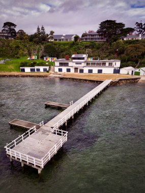 Arka planda binalar olan bir rıhtımın dikey hava görüntüsü.
