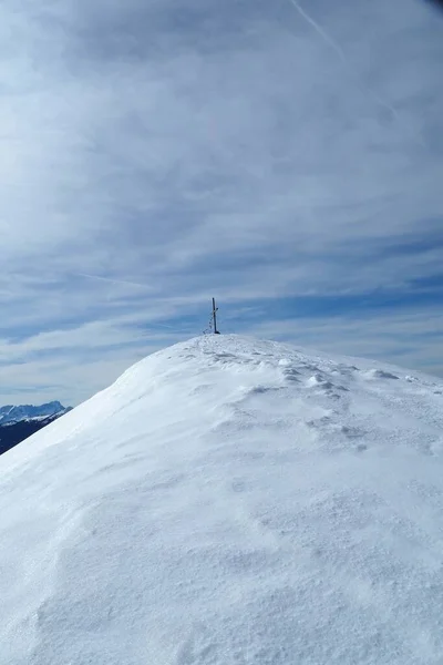 Sebuah Gambar Vertikal Dari Kayu Salib Gunung Tertutup Salju Musim — Stok Foto