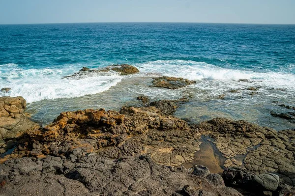 岩の多いビーチと海の景色 — ストック写真