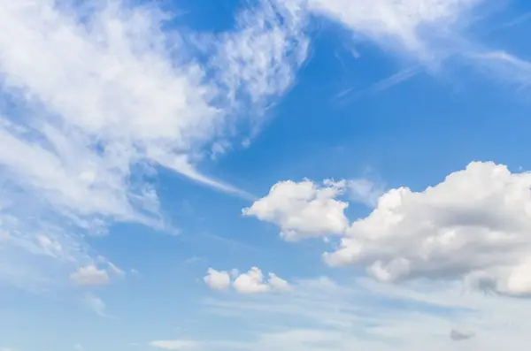 Güzel Bir Mavi Gökyüzü Beyaz Bulutlar — Stok fotoğraf