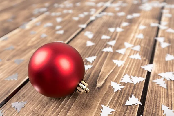 Uma Bola Natal Vermelha Com Árvores Confetes — Fotografia de Stock