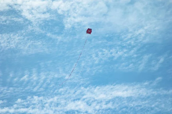 Een Prachtige Lage Hoek Van Een Vlieger Blauwe Lucht — Stockfoto