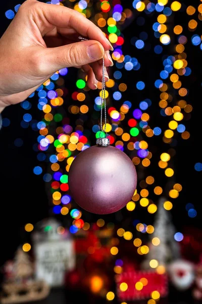 Une Main Humaine Tenant Une Boule Noël Sur Fond Lumières — Photo