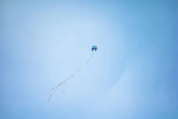 Een Prachtige Lage Hoek Van Een Vlieger Blauwe Lucht — Stockfoto