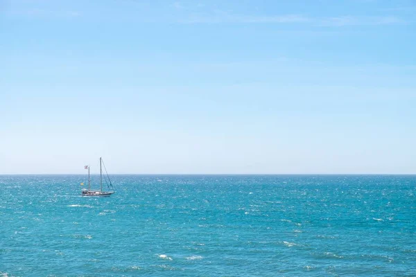 Yaz Tatilinde Akdeniz Yelken Açan Bir Yelkenli — Stok fotoğraf