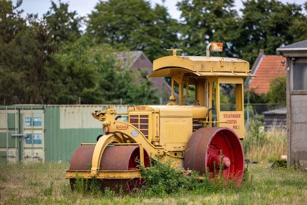 Closeup Rusted Overgrown Old Richier Tractor Yellow Daytime — Stock Photo, Image