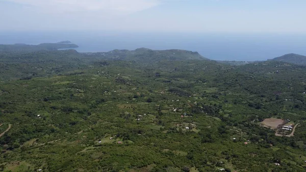 背景に海が見える緑に覆われた山頂の空中風景 — ストック写真