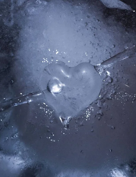 Vertikal Bild Ett Hjärta Gjort Med Isbakgrunden — Stockfoto