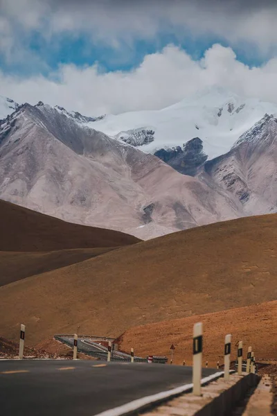 Lhasa Tibet Arka Planda Dağlar Olan Boş Bir Yol — Stok fotoğraf
