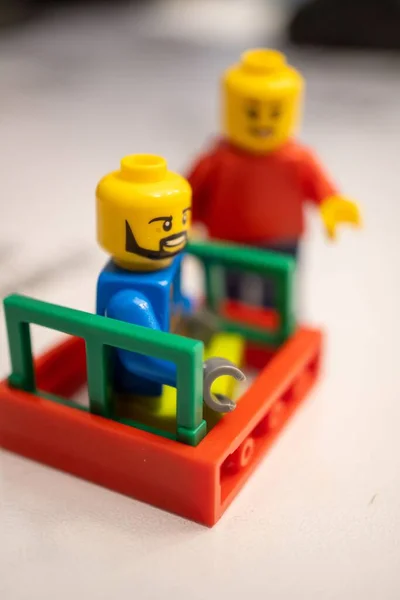 Lego Varumärke Man Med Skägg Leksak Figur Sitter Inne Ett — Stockfoto