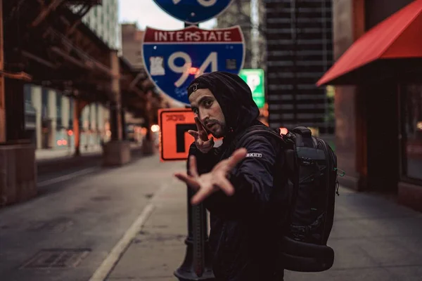 Young Caucasian Man Posing Hands Street Sign Chicago Illinois — Stock Photo, Image