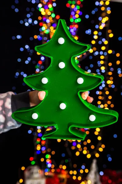 Eine Nahaufnahme Der Hand Einer Frau Die Eine Weihnachtsdekoration Vor — Stockfoto