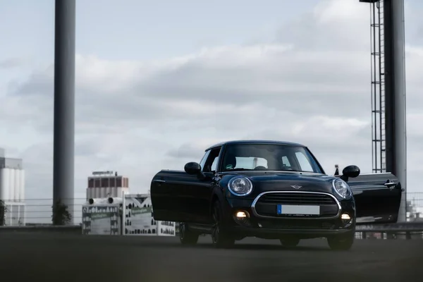 Mini One Een Parkeergarage Met Open Deuren — Stockfoto