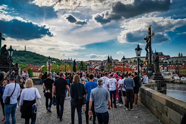 Eine Schöne Aufnahme Von Menschen Die Draußen Auf Der Karlsbrücke — Stockfoto