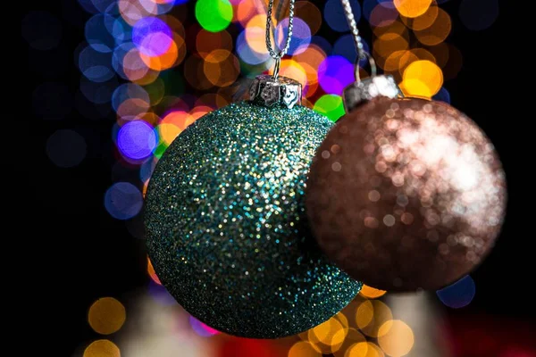 Primer Plano Colgar Bolas Navidad Contra Fondo Luces Bokeh —  Fotos de Stock