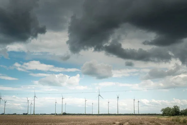 Las Turbinas Eólicas Giran Parque Eólico Sobre Oscuro Cielo Nublado — Foto de Stock