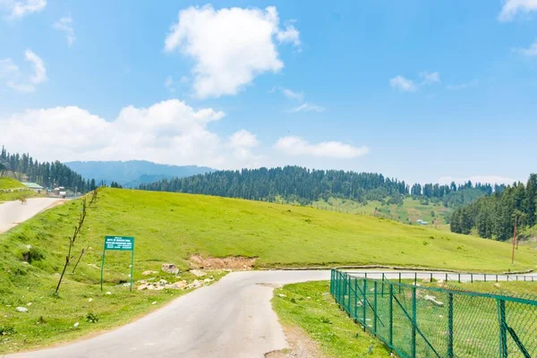 Una Strada Che Conduce Alle Montagne Himalayane Attraverso Gulmarg Jammu — Foto Stock