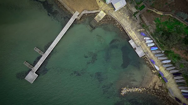 Een Pier Boven Zee Met Kano Aan Kust Vanuit Vogelperspectief — Stockfoto