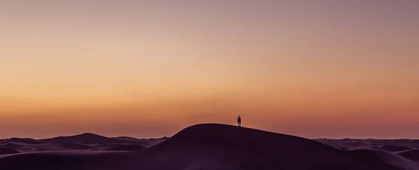 Silhuetas Das Pessoas Deserto — Fotografia de Stock