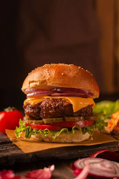 Zbliżenie Ujęcie Pysznego All American Burgera Drewnianej Desce Krojenia — Zdjęcie stockowe