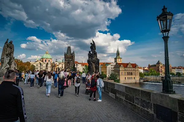 Eine Schöne Aufnahme Von Menschen Die Draußen Auf Der Karlsbrücke — Stockfoto