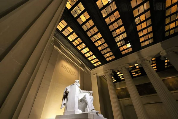 Angolo Basso Della Statua Commemorativa Del Lincoln Abraham Lincoln Washington — Foto Stock