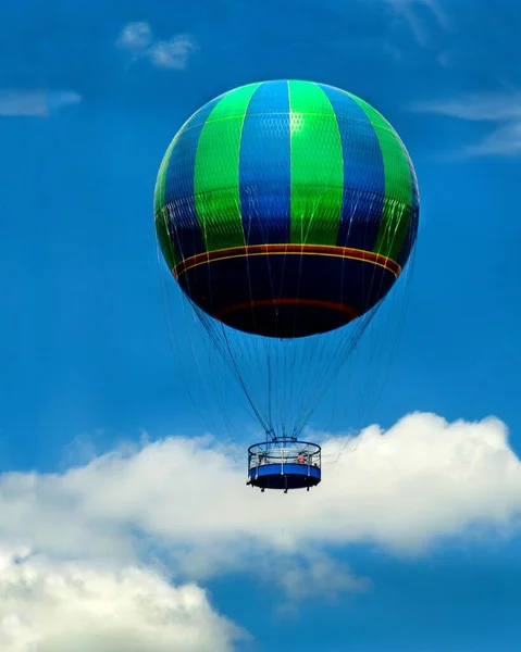 Vertikal Bild Blå Grön Varmluftsballong Mot Molnig Himmel — Stockfoto