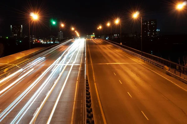 夜の街路灯の長時間露光 — ストック写真