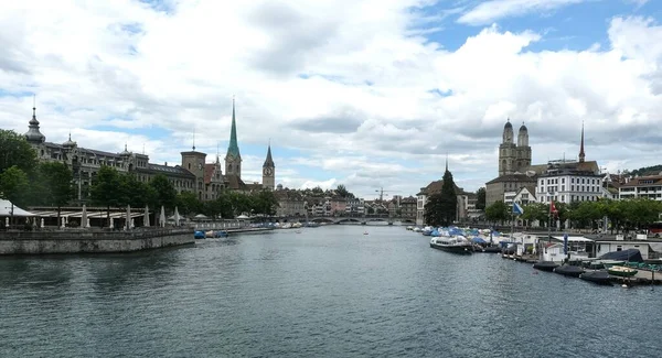 Staden Zürich Med Flera Ikoniska Byggnader Och Båtinsikt Zürich Schweiz — Stockfoto