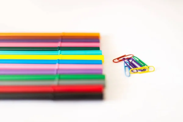Een Close Van Kleurrijke Stiften Met Paperclips Een Witte Achtergrond — Stockfoto