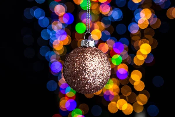 Bokeh Işıkları Karşı Asılı Bir Noel Topu — Stok fotoğraf