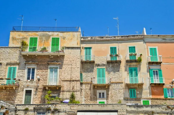 イタリアのプーリア地方の村Molfettaの歴史的な中心部の建物の窓 — ストック写真