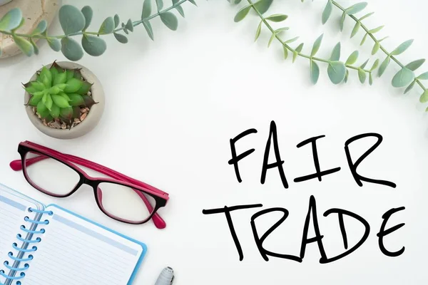 Een Vector Van Conceptueel Onderschrift Fair Trade Met Notebook Glazen — Stockfoto