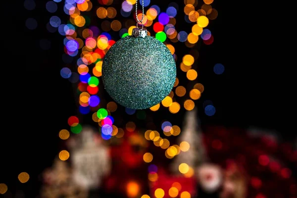 Una Bola Navidad Verde Colgante Contra Fondo Luces Bokeh — Foto de Stock