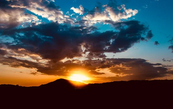 Una Hermosa Vista Las Montañas Durante Puesta Sol Naranja — Foto de Stock