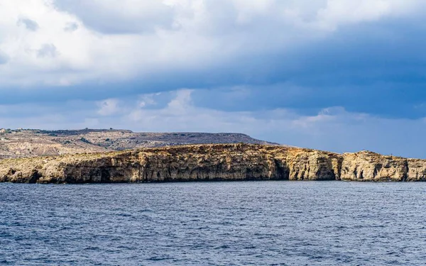 Μια Θέα Των Βράχων Από Θάλασσα Μια Συννεφιασμένη Μέρα — Φωτογραφία Αρχείου