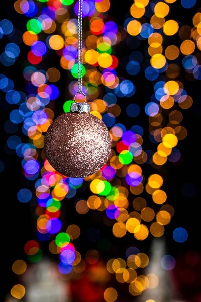 照明を背景にした吊るしクリスマスボール — ストック写真