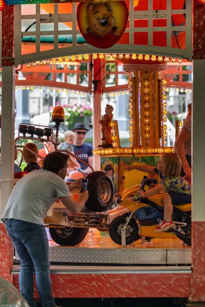 Plano Vertical Padre Tomando Fotos Hijo Montando Carrusel Una Feria — Foto de Stock