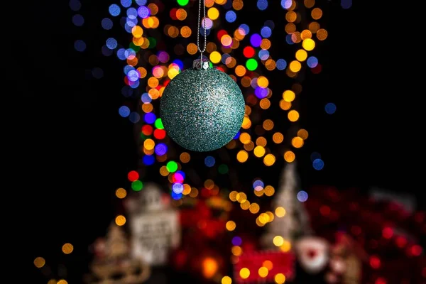 Une Boule Noël Verte Suspendue Sur Fond Lumières Bokeh — Photo