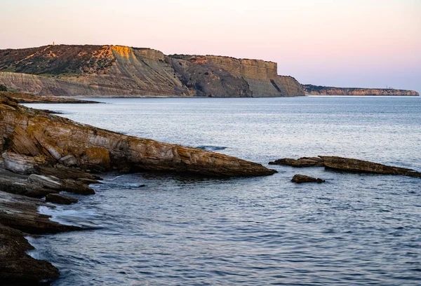 崖や岩の多いビーチがある美しい水景 — ストック写真