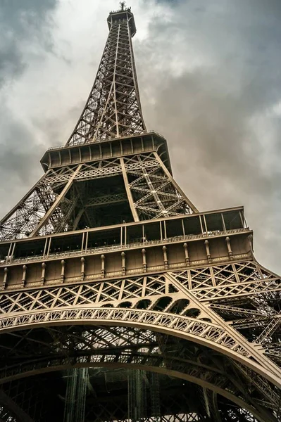 Een Lage Hoek Opname Van Eiffeltoren Een Bewolkte Dag Parijs — Stockfoto