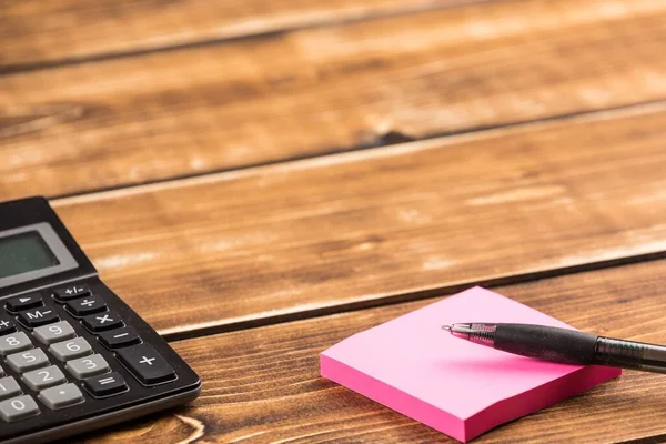 Ein Schreibtisch Mit Taschenrechner Papier Und Stift — Stockfoto