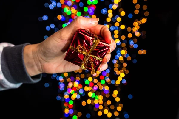 Uma Mão Humana Segurando Decoração Natal Contra Bokeh Luzes Fundo — Fotografia de Stock