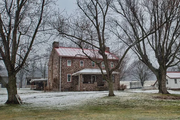 Una Hermosa Vista Una Antigua Casa Campo Cubierto Nieve Árboles — Foto de Stock