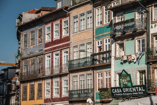 Urocze Ulice Miasta Porto Słoneczny Dzień Kolorowymi Budynkami — Zdjęcie stockowe