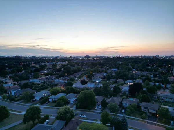 Eine Luftaufnahme Einer Stadt Bei Sonnenuntergang — Stockfoto