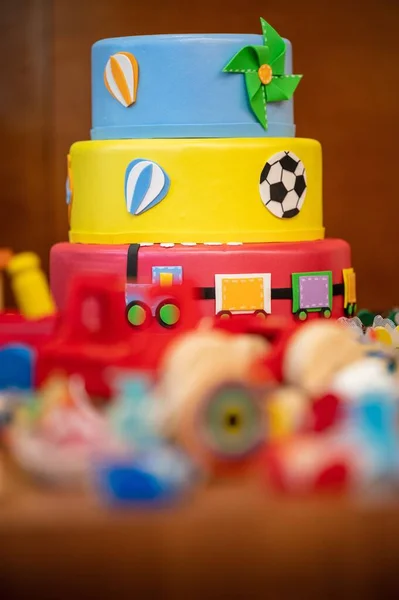 Pasta Şekerlerle Dolu Bir Doğum Günü Partisi Masası — Stok fotoğraf