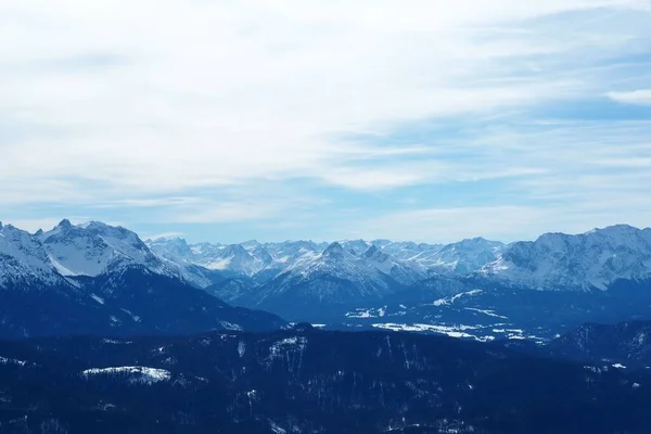 Una Vista Panoramica Della Catena Montuosa Innevata Con Alberi Inverno — Foto Stock