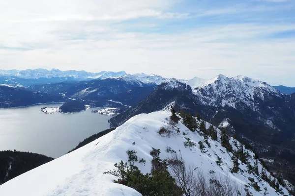 Uma Vista Panorâmica Lago Walchen Rodeado Por Montanhas Dia Ensolarado — Fotografia de Stock
