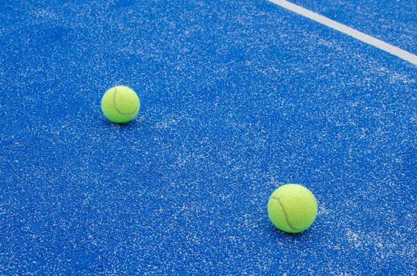 enfoque selectivo, pádel pelotas de tenis en una pista de pádel azul cerca  de la red, concepto de deportes de racket Fotografía de stock - Alamy